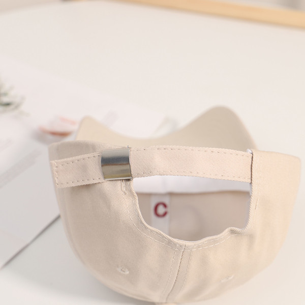 Ženska kapa od eko kože sa vezom