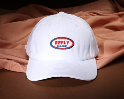 Mindennapi női sapka napellenzővel és emblémával