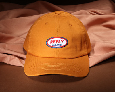 Mindennapi női sapka napellenzővel és emblémával