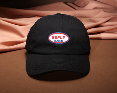 Mindennapi női sapka napellenzővel és emblémával