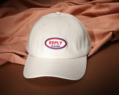 Mindennapi női sapka napellenzővel és emblémával