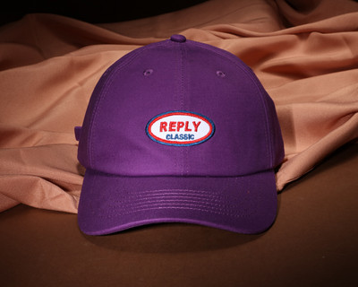 Mindennapi női sapka napellenzővel és emblémával