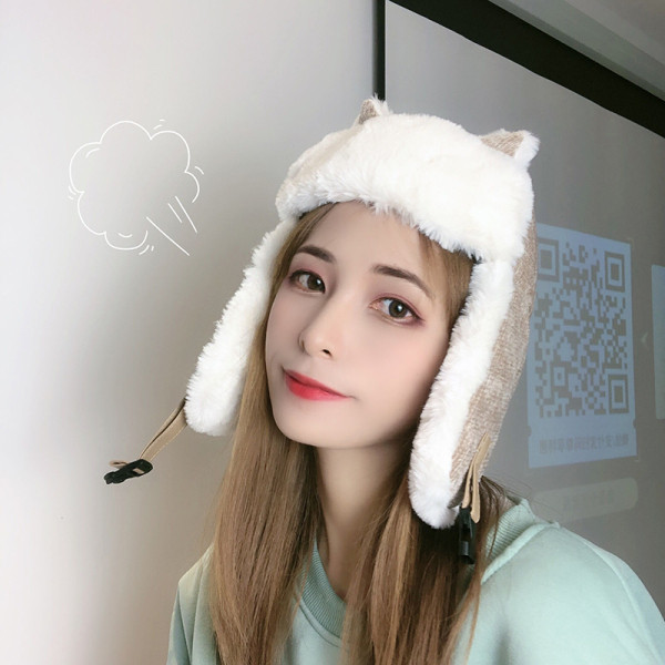 Női téli sapka 3D elemmel és pehellyel