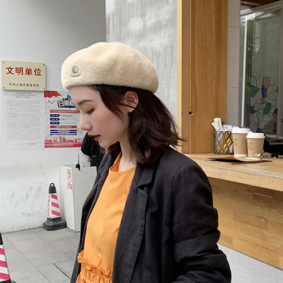 Ženska moderna kapa tipa beretka s vezom