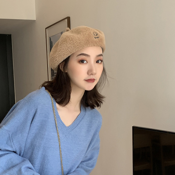 Ženska moderna kapa tipa beretka s vezom