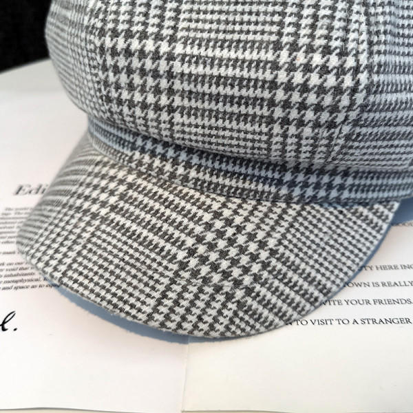 Karirana ženska kapa tipa beretke-dvije boje