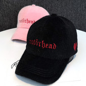 Női plüss sapka napellenzővel és felirattal