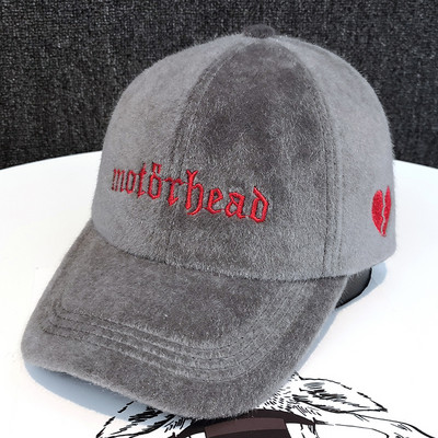 Női plüss sapka napellenzővel és felirattal