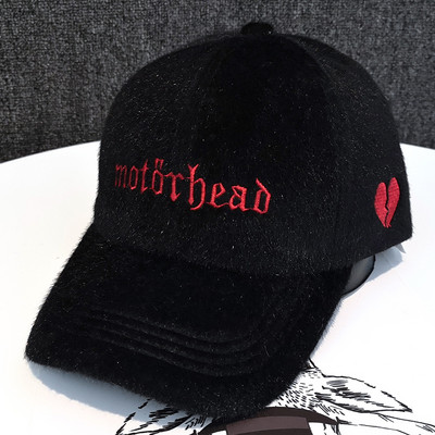 Női plüss sapka napellenzővel és felirattal