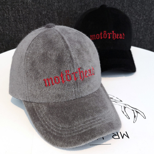 Női plüss sapka napellenzővel és felirattal