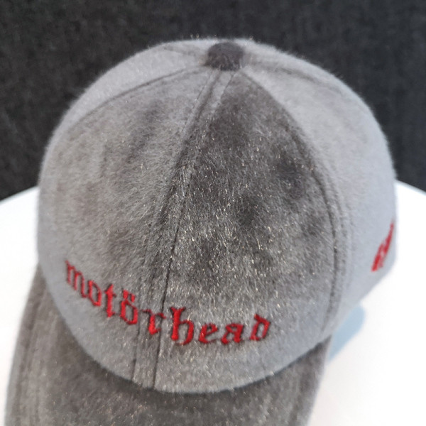 Női plüss sapka napellenzővel és felirattal