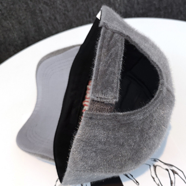 Női plüss sapka napellenzővel és felirattal