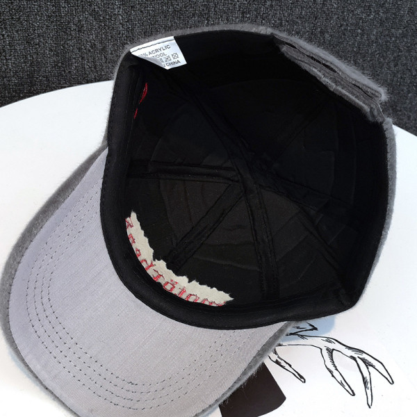 Női plüss sapka napellenzővel és felirattal