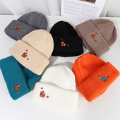 Kötött női sapka hímzéssel