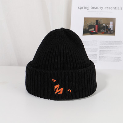 Kötött női sapka hímzéssel