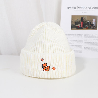 Kötött női sapka hímzéssel