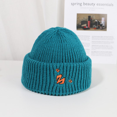 Kötött női sapka hímzéssel