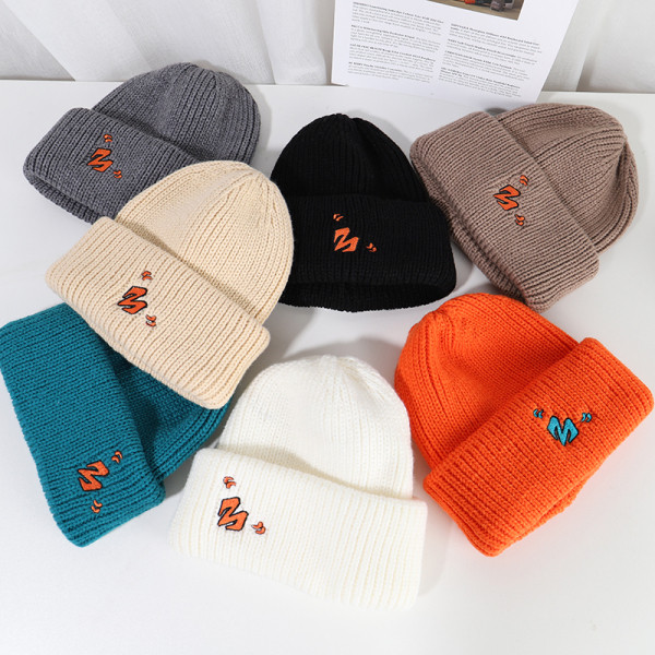 Kötött női sapka hímzéssel