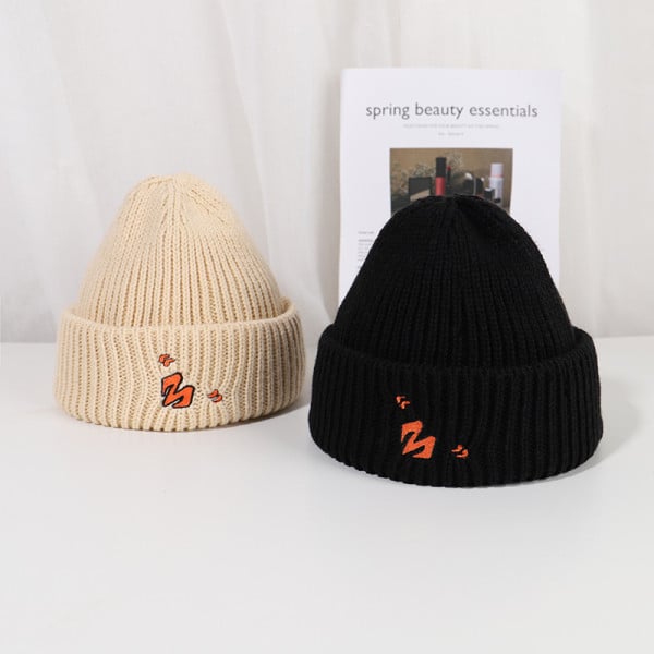 Kötött női sapka hímzéssel