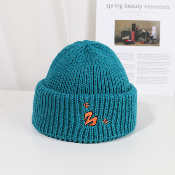 Kötött női sapka hímzéssel