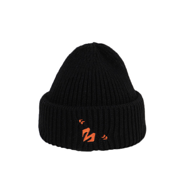 Kötött női sapka hímzéssel