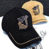 Női téli sapka kövekkel és napellenzővel