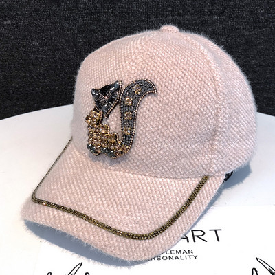 Női téli sapka kövekkel és napellenzővel