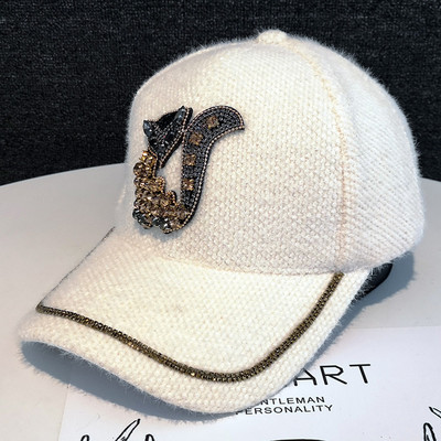 Női téli sapka kövekkel és napellenzővel