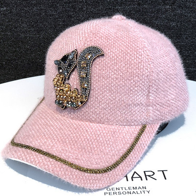 Női téli sapka kövekkel és napellenzővel