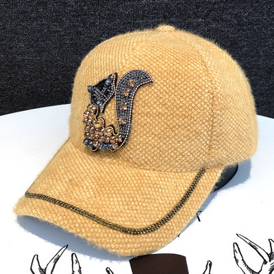 Női téli sapka kövekkel és napellenzővel