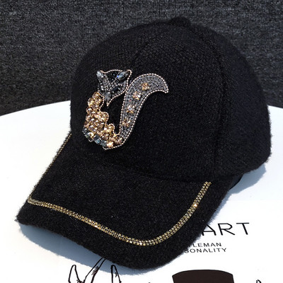 Női téli sapka kövekkel és napellenzővel