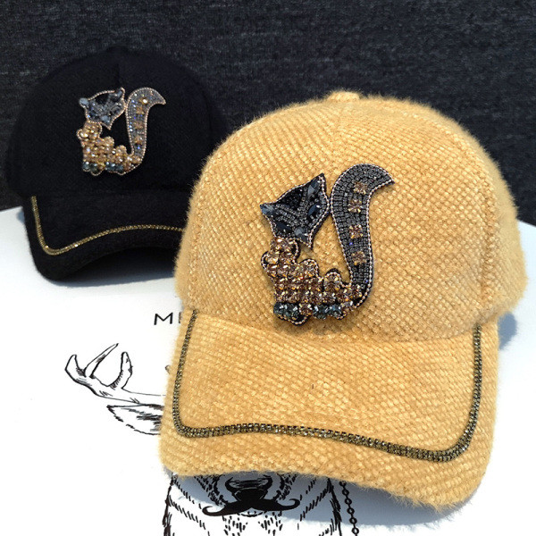 Női téli sapka kövekkel és napellenzővel