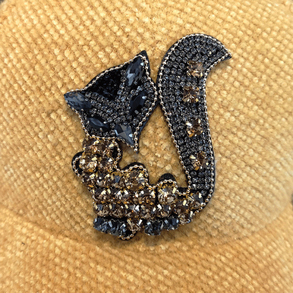 Női téli sapka kövekkel és napellenzővel