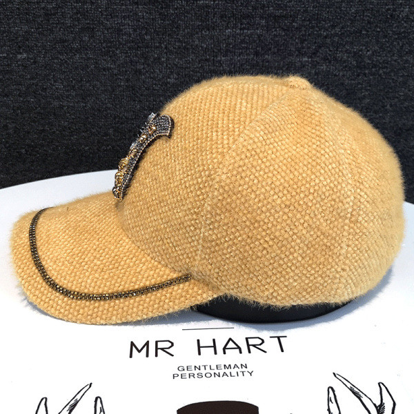 Női téli sapka kövekkel és napellenzővel