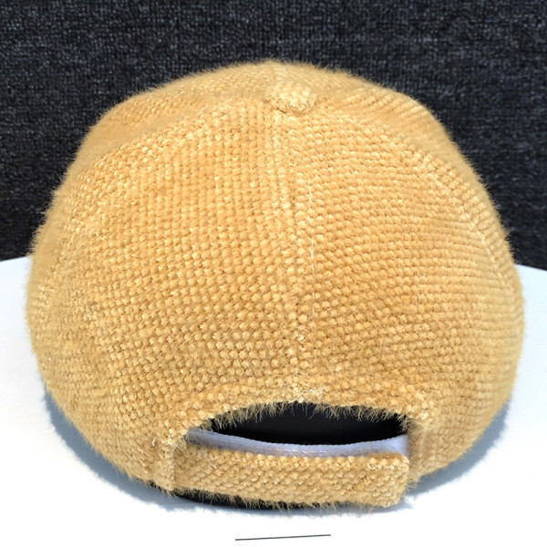 Női téli sapka kövekkel és napellenzővel