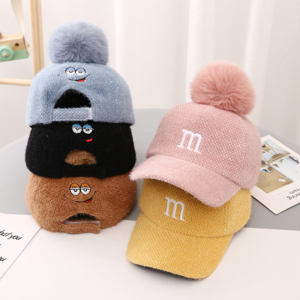 Női sapka hímzéssel és pehellyel