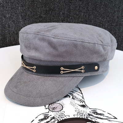 Női sapka fém díszítéssel