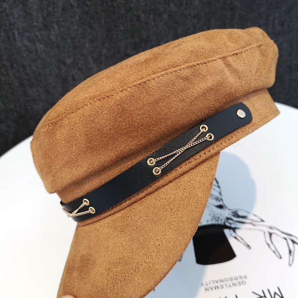 Női sapka fém díszítéssel