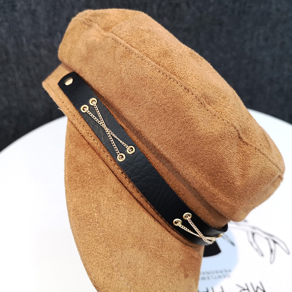 Női sapka fém díszítéssel