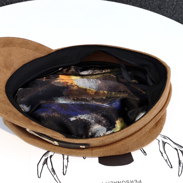 Női sapka fém díszítéssel