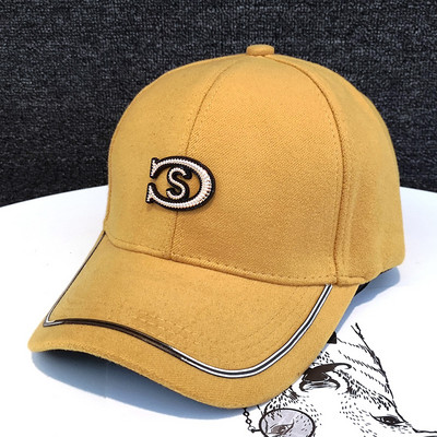 Hímzéssel ellátott női sapka - négy színben