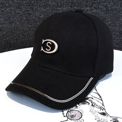 Hímzéssel ellátott női sapka - négy színben