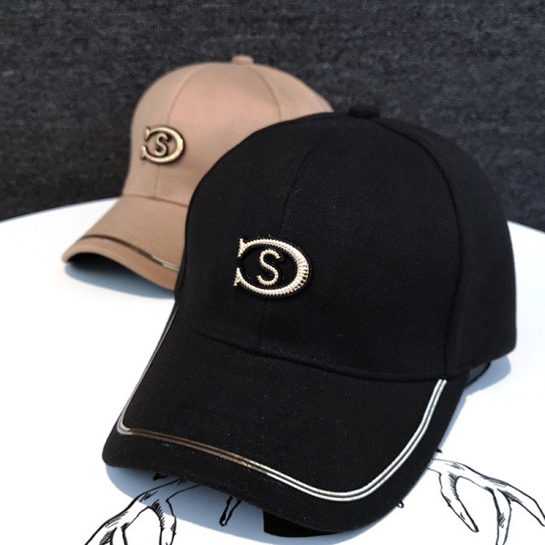 Hímzéssel ellátott női sapka - négy színben