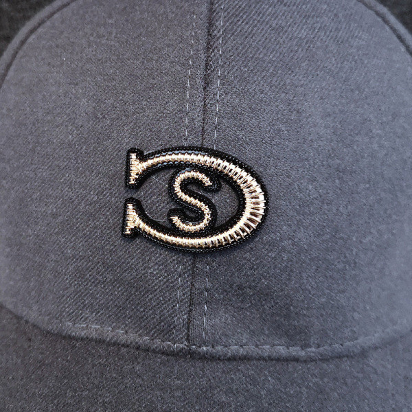 Hímzéssel ellátott női sapka - négy színben