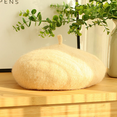 Κλασικό μοντέλο γυναικείο μπερέ κατάλληλο για το χειμώνα