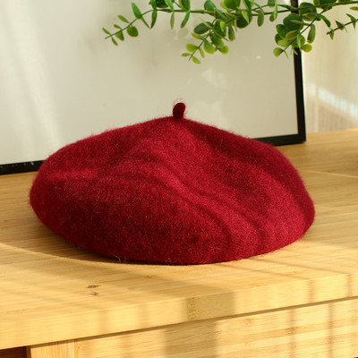 Κλασικό μοντέλο γυναικείο μπερέ κατάλληλο για το χειμώνα