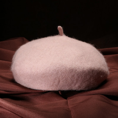 Κλασικό μοντέλο γυναικείο μπερέ κατάλληλο για το χειμώνα