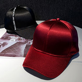 Női sapka napellenzővel és fényes hatással