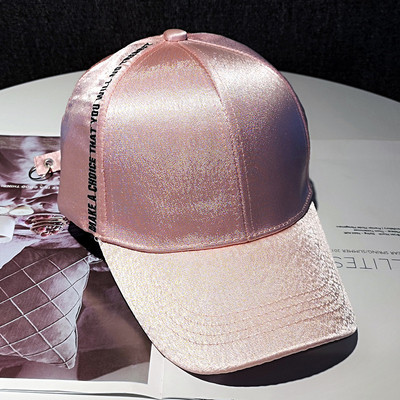 Női sapka napellenzővel és fényes hatással