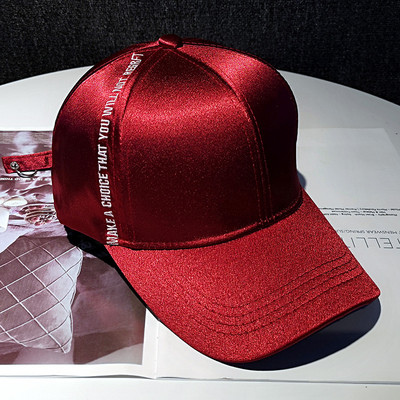 Női sapka napellenzővel és fényes hatással